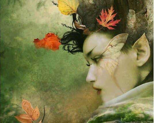 Mujer rodeada de hojas
