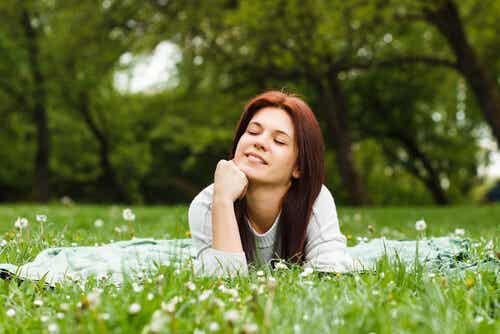 Kvinna som tänker på gräsmatta