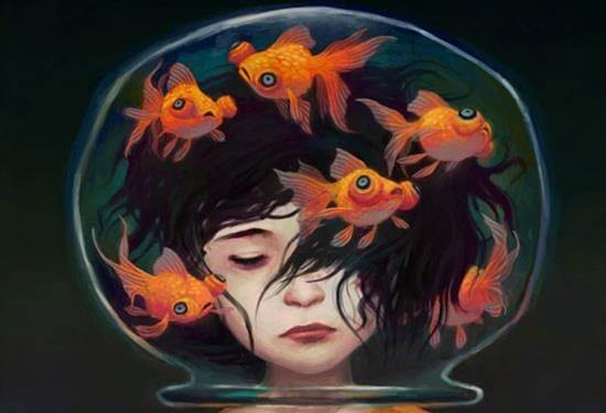 Femme avec sa tête dans un bocal à poissons pour son esprit agité