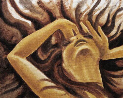 Mujer preocupada con la mano en la cabeza