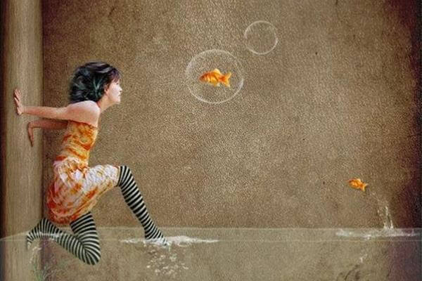 mujer saliendo agua con peces