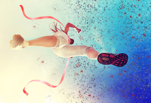 Mujer saltando la línea de meta