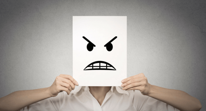 Papel con rostro mostrando enfado
