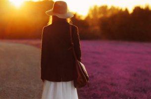 Mujer sola en el campo