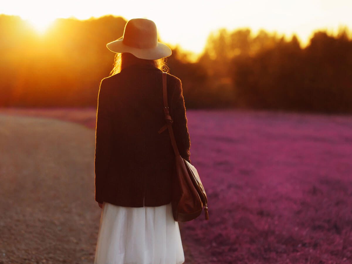 Mujer sola en el campo