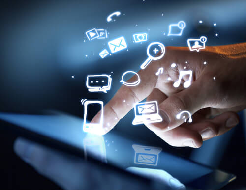 Mano señalando tablet