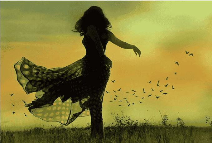 Mujer bailando en el campo