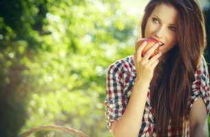 Mujer representando efecto fruta prohibida