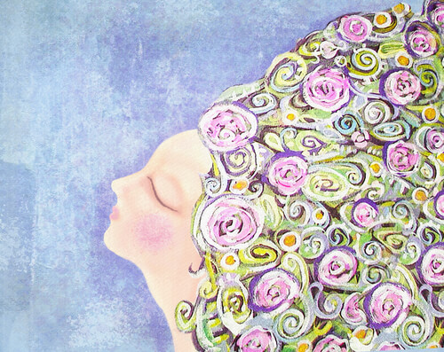 Femme aux cheveux pleins de fleurs