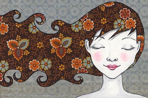 Mujer con los ojos cerrados y el pelo al aire