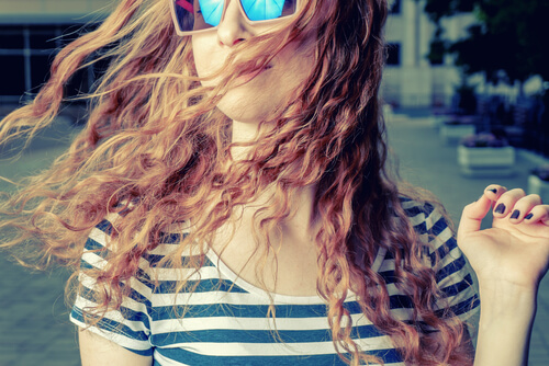 Mujer con pelo despeinado