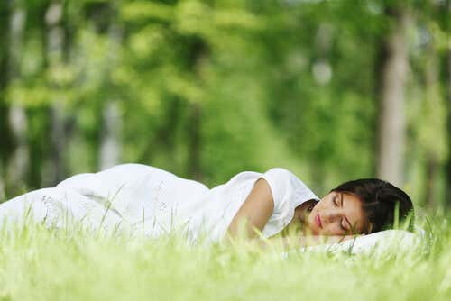 Mujer durmiendo en el campo