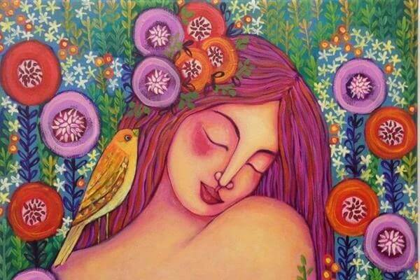 Mujer feliz con los ojos cerrados