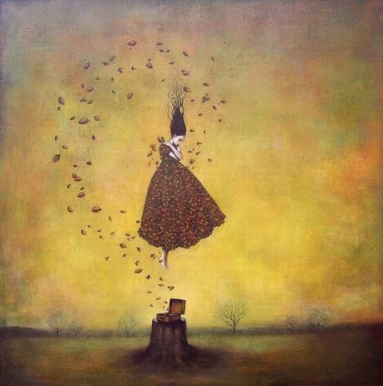 Mujer rodeada de hojas