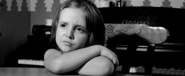 Niña con los brazos cruzados