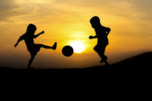 Niños jugado al fútbol
