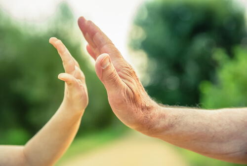 Padre e hijo chocando manos