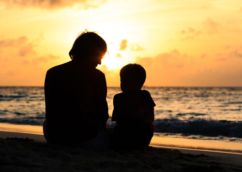 Padre e hijo sentados