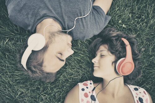 Pareja escuchando musica