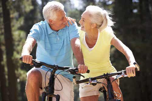 Personas mayores haciendo ejercicio con la bicicleta