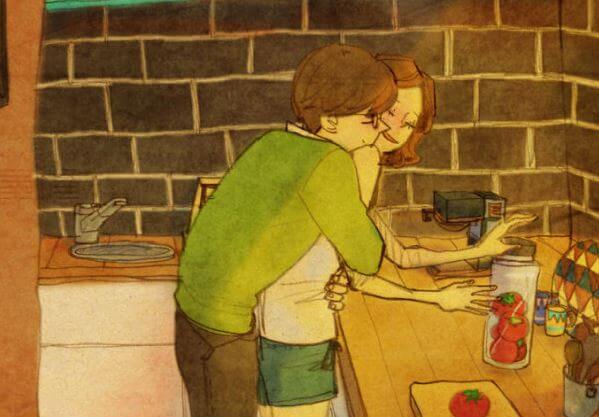 Pareja dándose un abrazo en la cocina