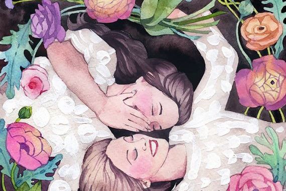 Amigas sonriendo rodeadas de flores