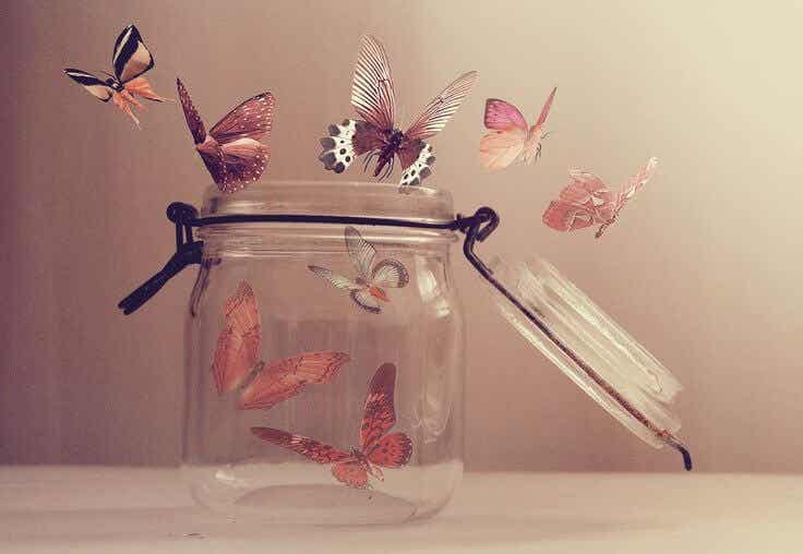 Bote de cristal con mariposas representando a buenas personas