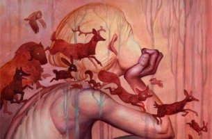 Chica con ansiedad con animales sobre los hombros