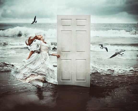 Kvinde med hvid dør i hav symboliserer døre til fortiden