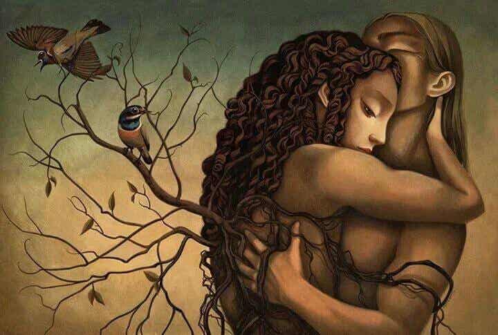 Pareja abrazada al lado de un árbol con pájaro
