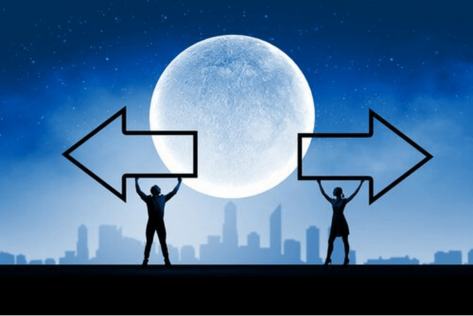Dos direcciones y luna en centro representando cómo dar un paso atrás