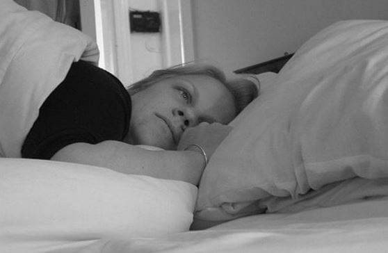 dormir sur le côté au lit