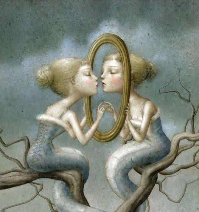 Vrouw kijkt naar zichzelf in een spiegel