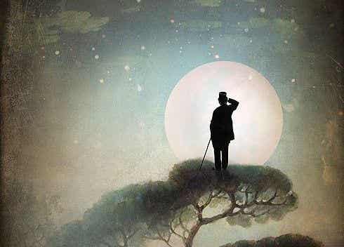 hombre en colina mirando la luna