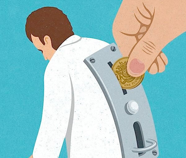 hombre máquina con ranura para introducir dinero