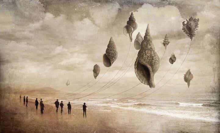 deniz kabuğu şeklinde uçurtma taşıyan adamlar