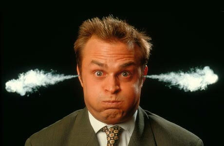 Humo saliendo de las orejas de un hombre