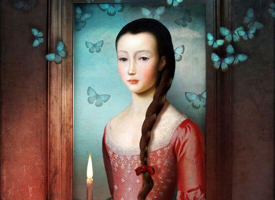 joven con vela en las manos