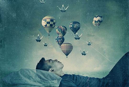 joven mirando globos aerostáticos