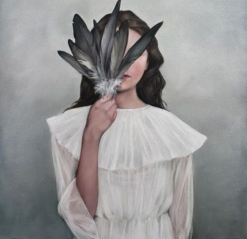 joven tapándose el rostro con plumas