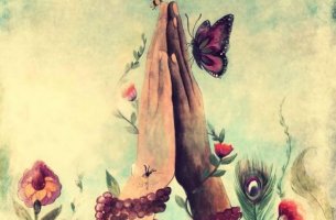 Manos unidas con mariposas y flores aldedor