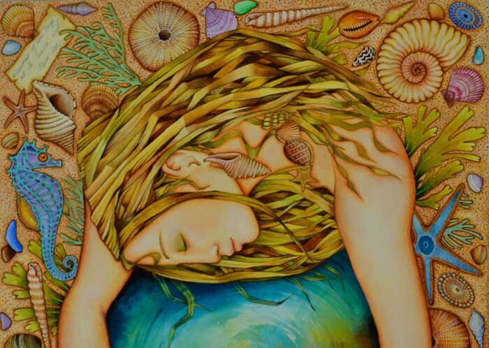 mujer abrazada a un globo terraqueo