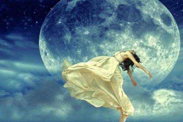 mujer bailando en la noche