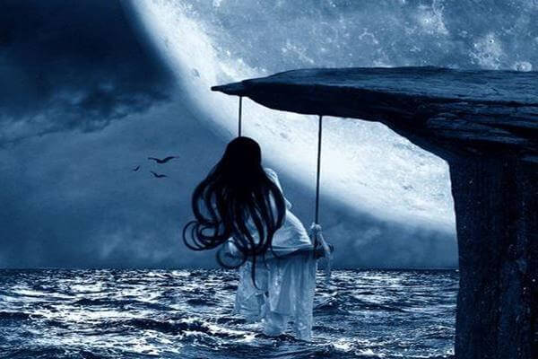 mujer columpiándose en la luna