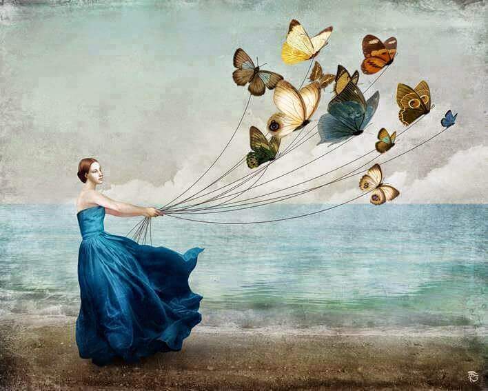 Mujer con globos mostrando sus sentimentos