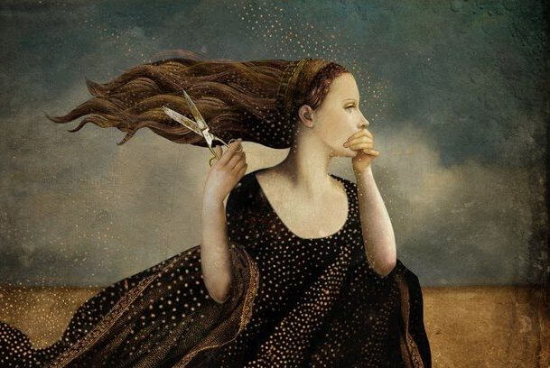 mujer cortandose el cabello con tijeras