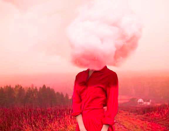 mujer de rojo con nube en la cabeza