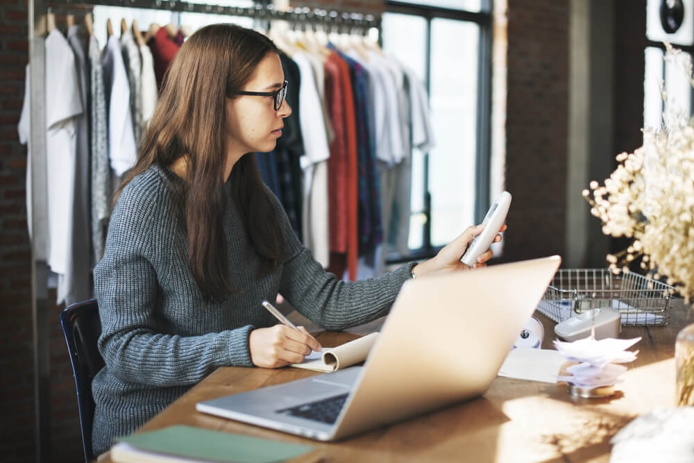 Mujer distraída con el teléfono