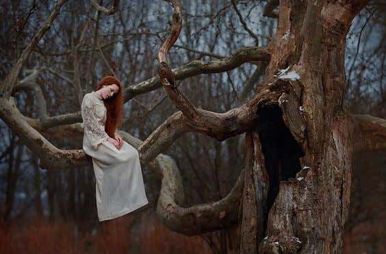 Mujer en un árbol con heridas del alma