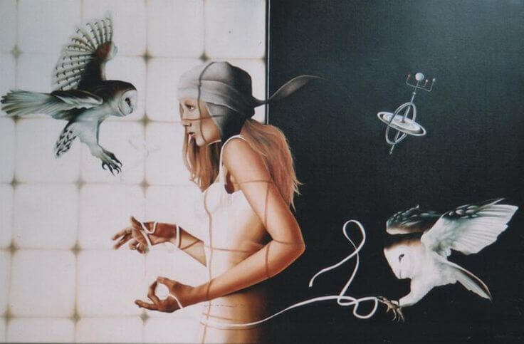 femme empêtrée dans des filets avec des animaux